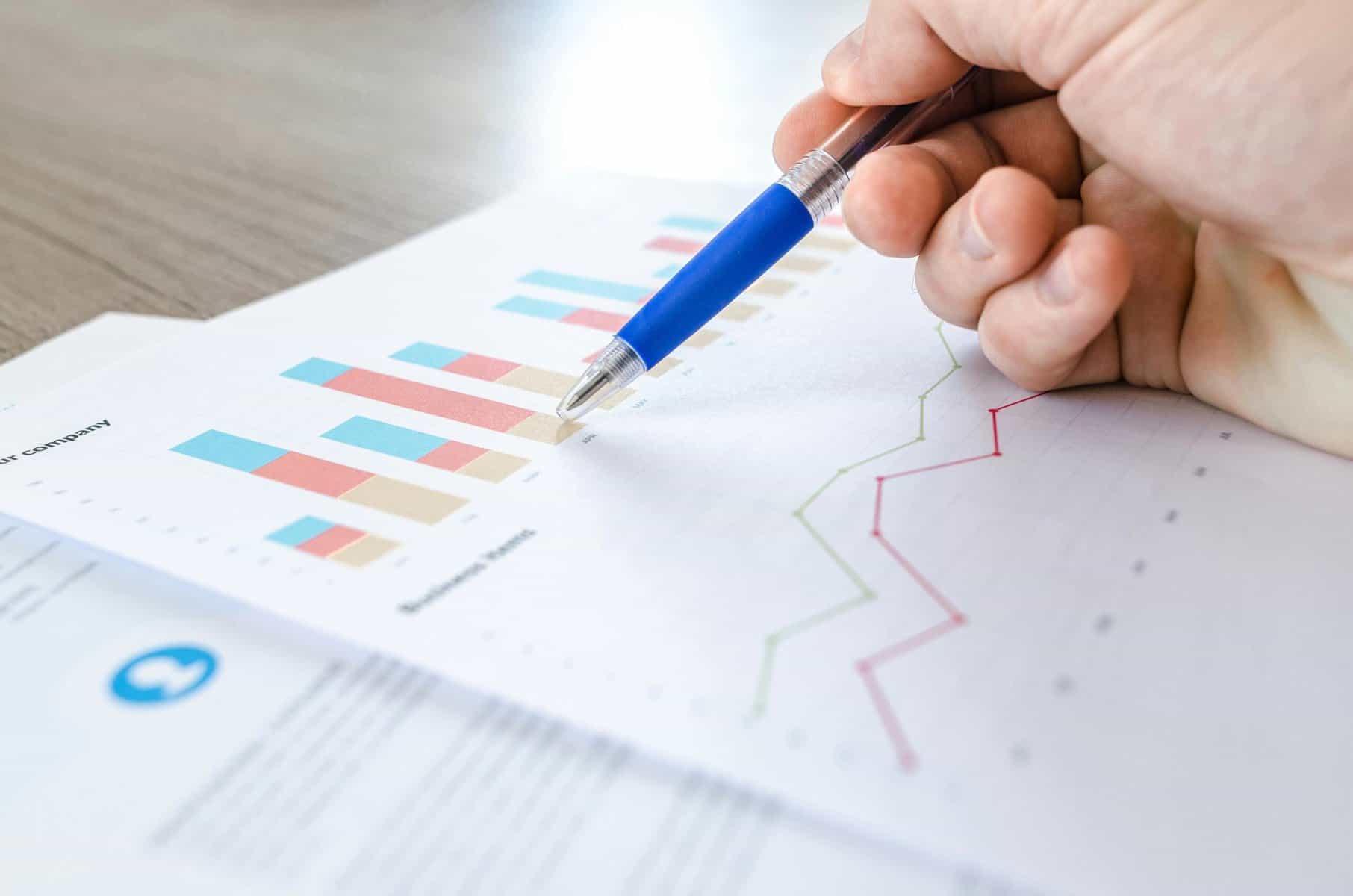 Grafisk illustration af dataanalyseværktøjer og optimering af hjemmesider for at forbedre konverteringsrater og brugeroplevelse.